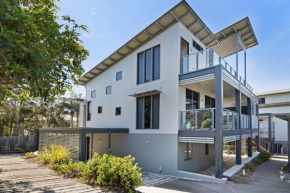 Warragi 5 by Discover Stradbroke - pool
